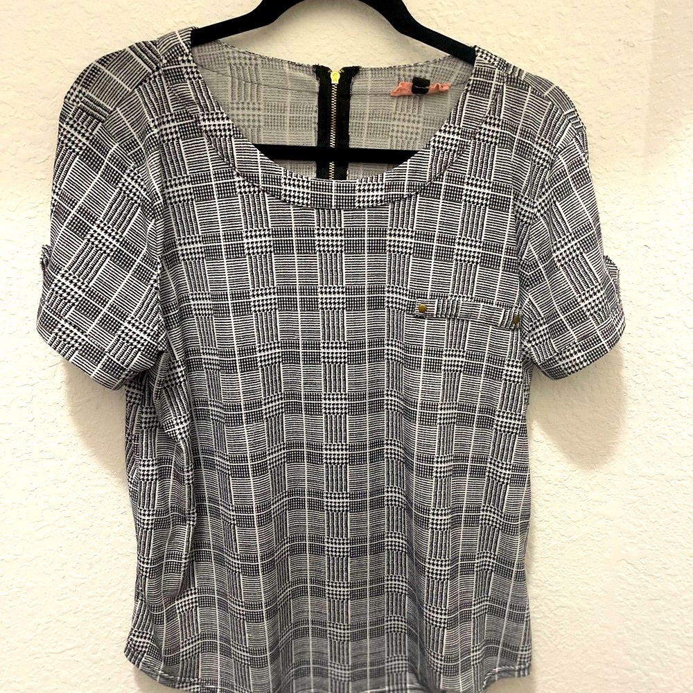 🌸 Grey & Black Textured Print Blouse ✨ Effortless Chic – Size LP